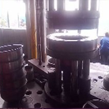 选用合适拉伸油，可防止水壶拉爆并延长模具寿命